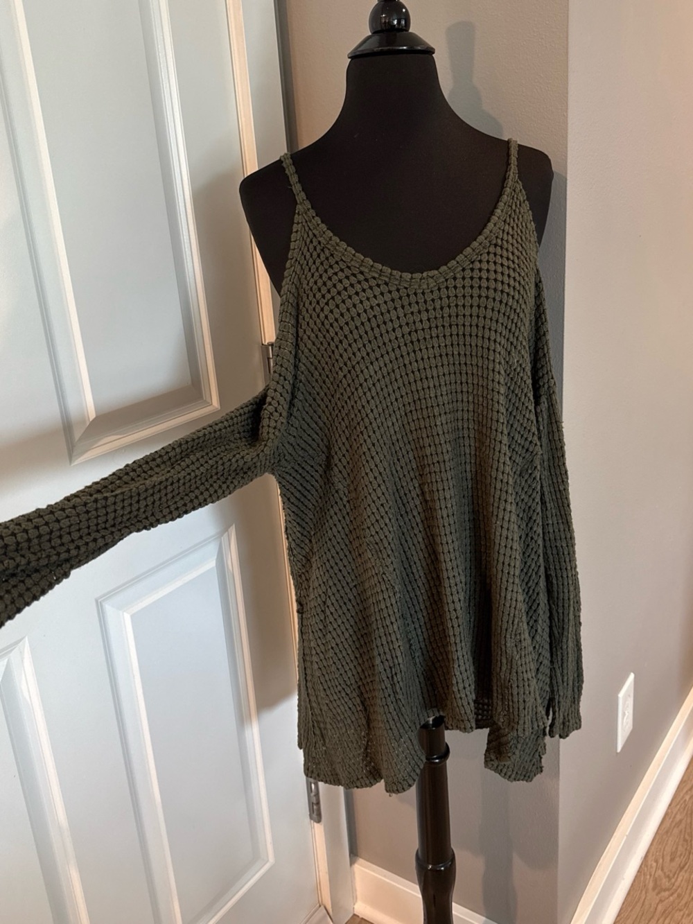 Boutique waffle knit open shoulder long sleeve